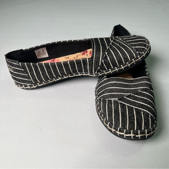 Rocket Dog Shoes - Rocket Dog Black & White Fringe Stripe Afina Aloe Canvas Slip-On Sneakers 6M